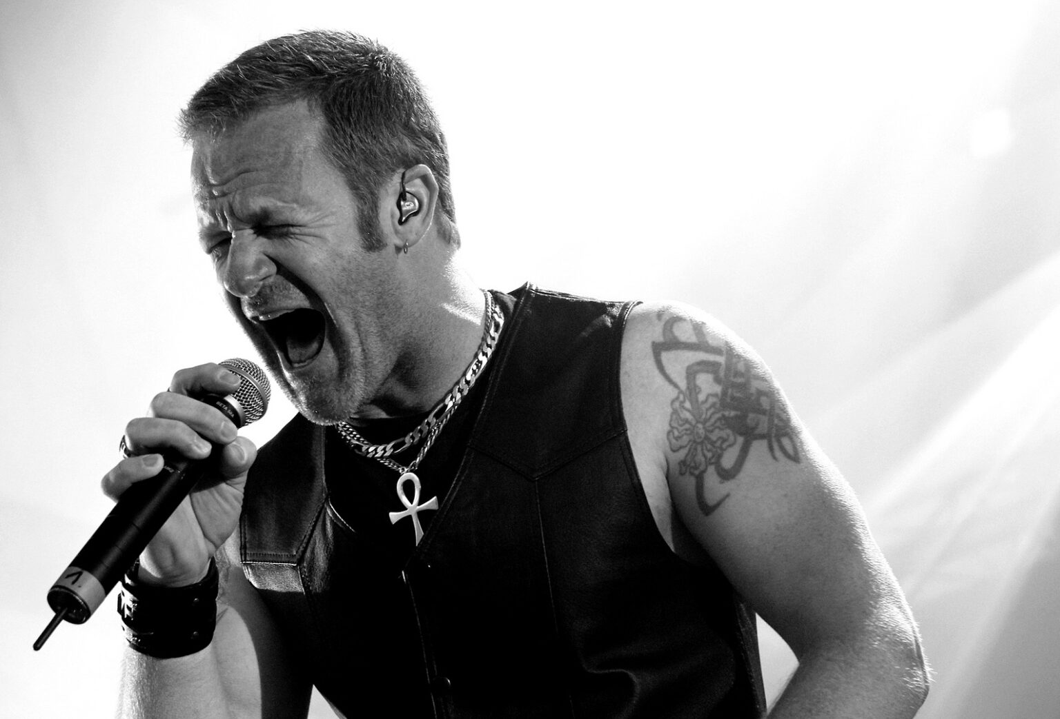 Человек поет в микрофон. Певец с микрофоном. Ас дс брайан джонсон. Вокалист chester линкин парк. Matt barlow iced earth.