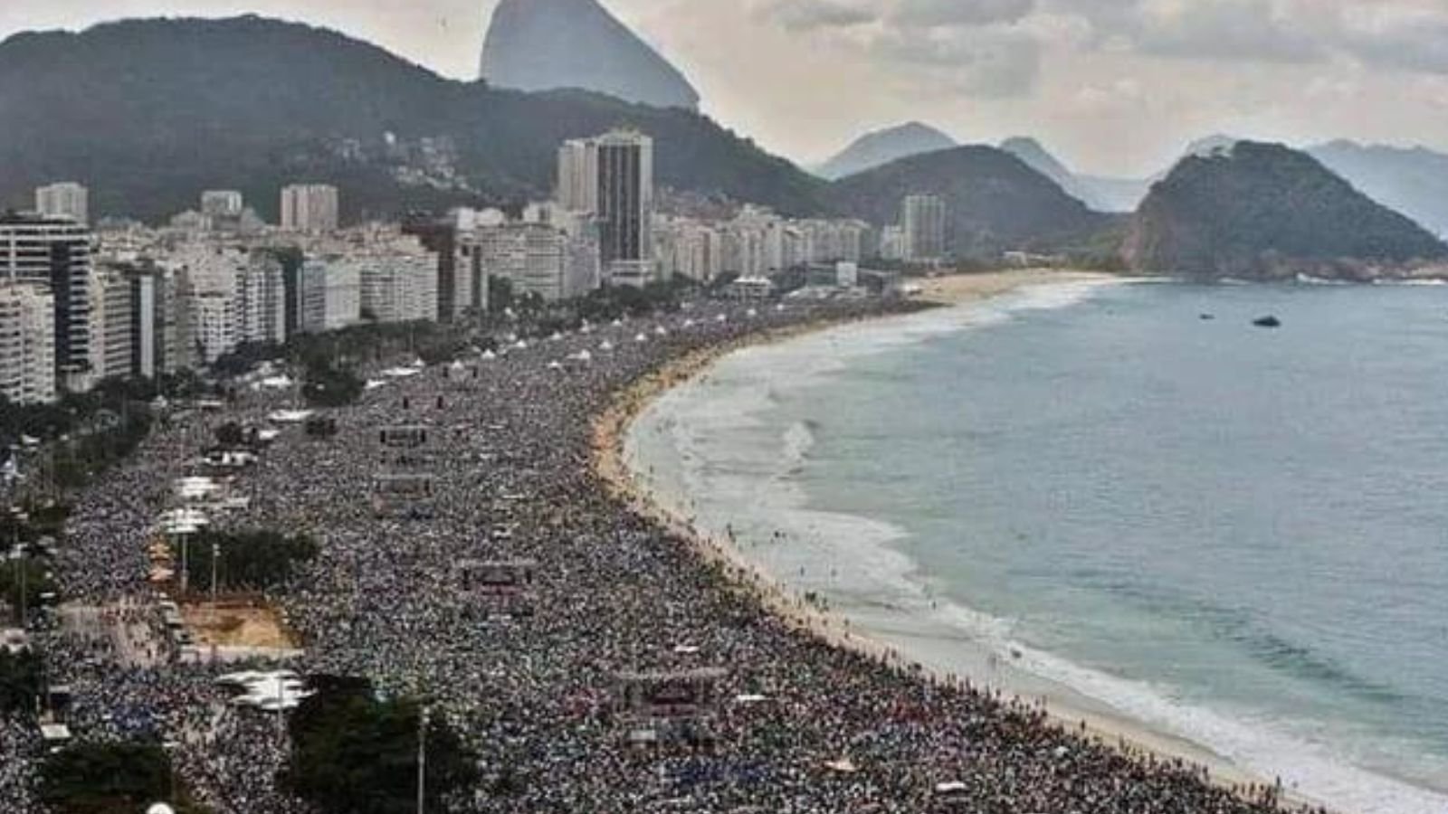Rod Stewart at Copacabana Beach, Rio de Janeiro